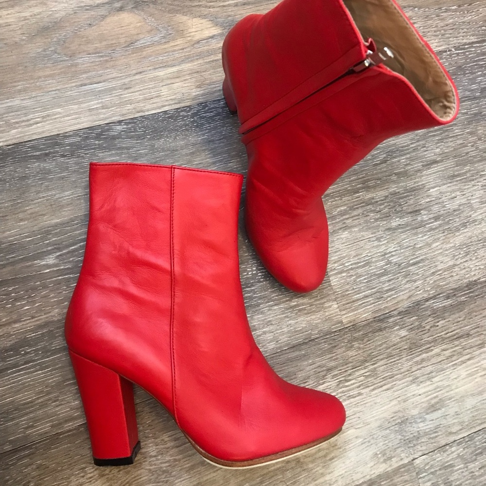 Sexy red boots 💋